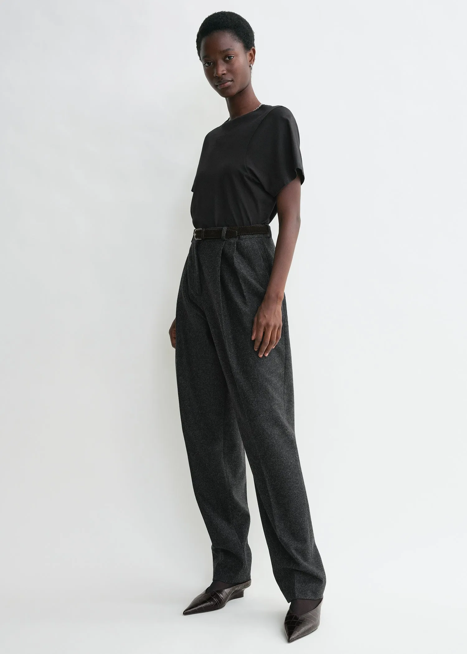 Curved seam tee black